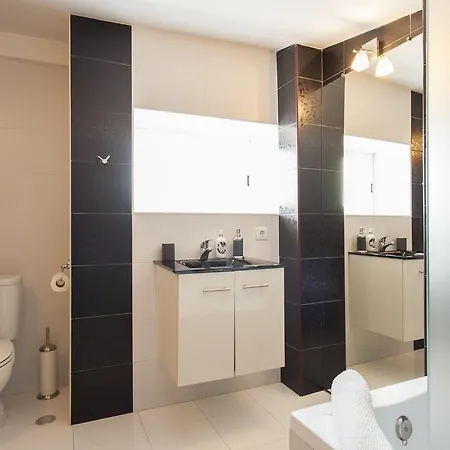 Apartman Joivy Bright 2br Apt With River Views &balcony In Alfama, Moments From Santa Apolonia Train Station