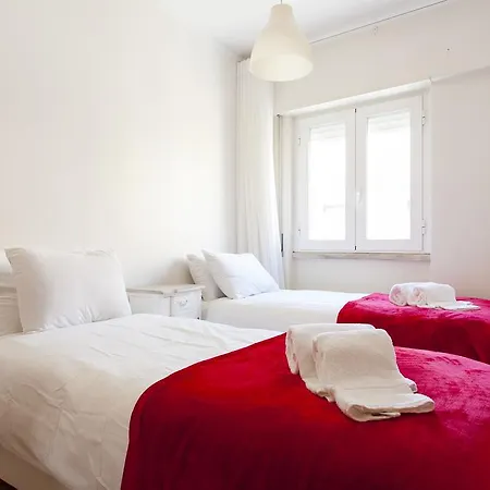 Joivy Bright 2br Apt With River Views &balcony In Alfama, Moments From Santa Apolonia Train Station *