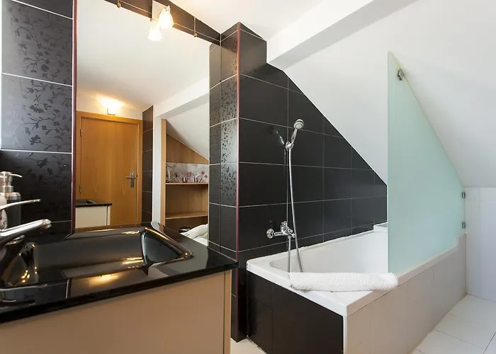 Joivy Bright 2br Apt With River Views &balcony In Alfama, Moments From Santa Apolonia Train Station * Lisbon