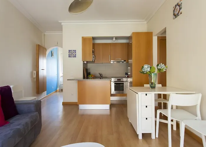 Joivy Bright 2br Apt With River Views &balcony In Alfama, Moments From Santa Apolonia Train Station Lisbon