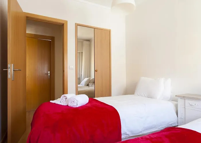Joivy Bright 2br Apt With River Views &balcony In Alfama, Moments From Santa Apolonia Train Station Lisbon