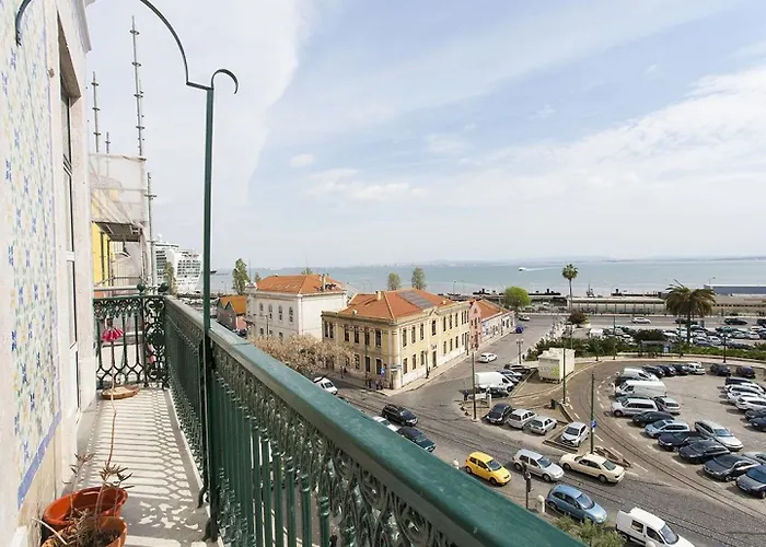 Joivy Bright 2br Apt With River Views &balcony In Alfama, Moments From Santa Apolonia Train Station Apartamento