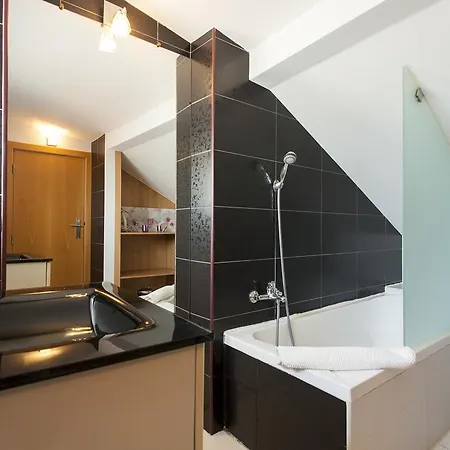 Joivy Bright 2br Apt With River Views &balcony In Alfama, Moments From Santa Apolonia Train Station * ליסבון