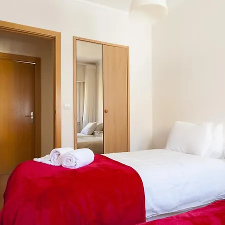 Joivy Bright 2br Apt With River Views &balcony In Alfama, Moments From Santa Apolonia Train Station Lisbon