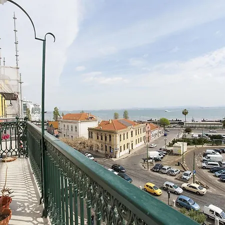 Joivy Bright 2br Apt With River Views &balcony In Alfama, Moments From Santa Apolonia Train Station Apartment